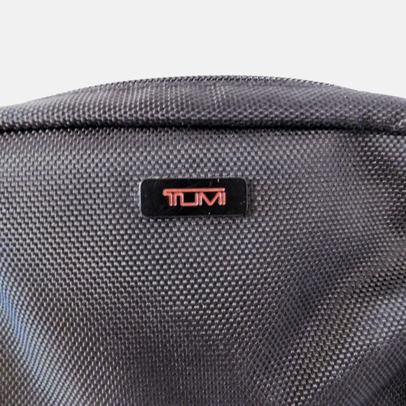 Delta Airlines Tumi 1st Class Travel Amenity Kit Black Small Bag Zipper Closure - Picture 2 of 4